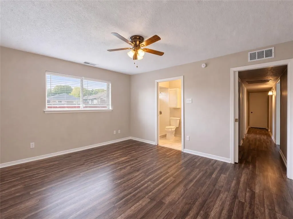 1800 Camelot Cove