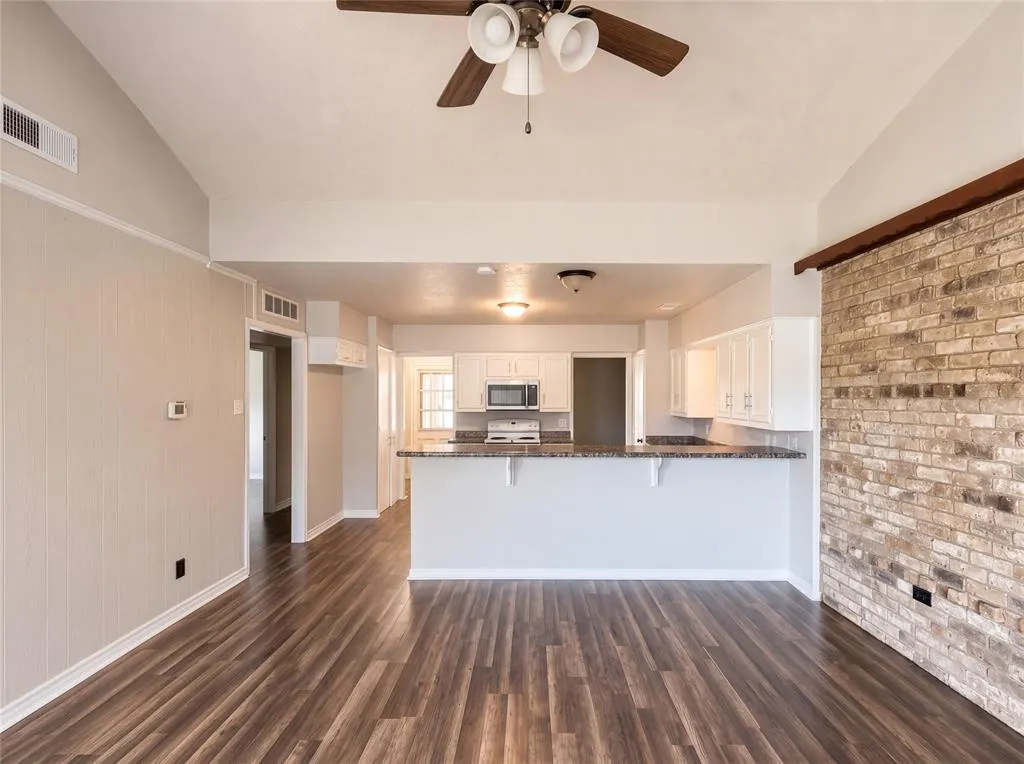 1800 Camelot Cove