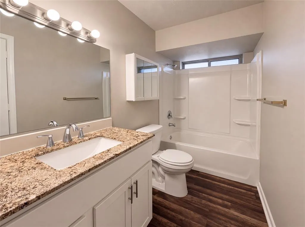 1800 Camelot Cove