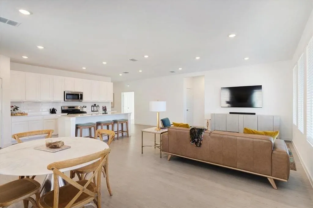 1413 Sandpebble Circle