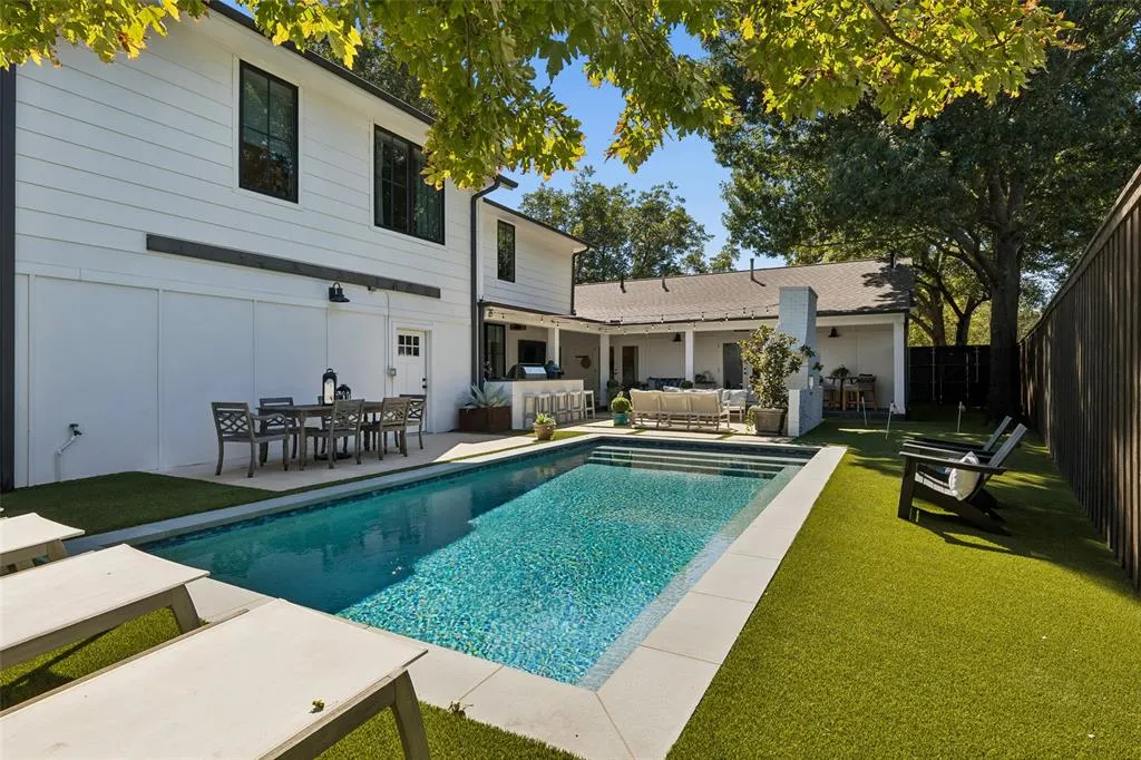560 Northlake Drive