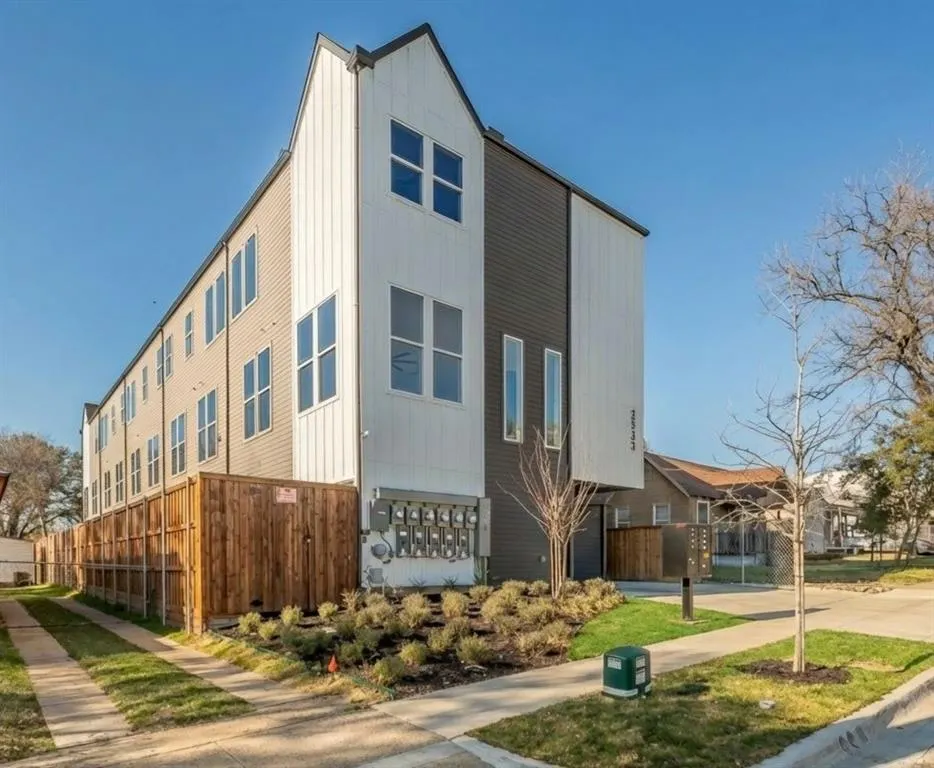 2523 Hondo Avenue #103