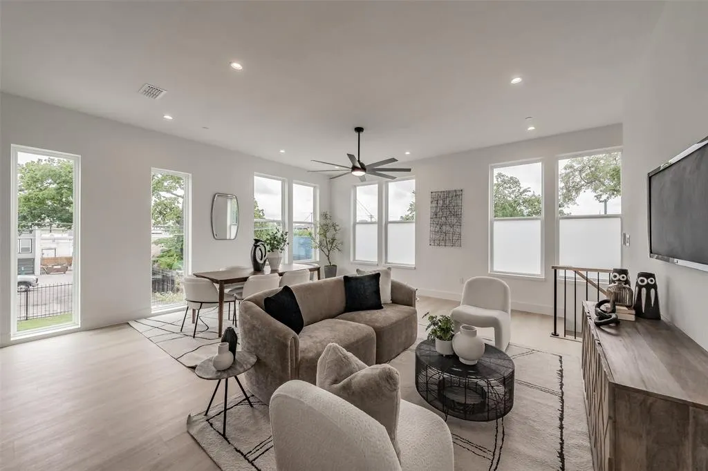 2523 Hondo Avenue #103