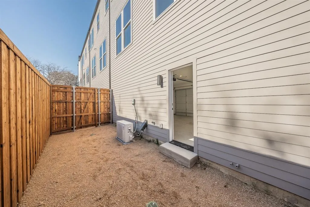2523 Hondo Avenue #103