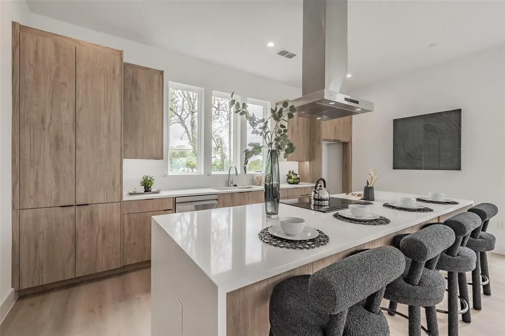 2523 Hondo Avenue #103