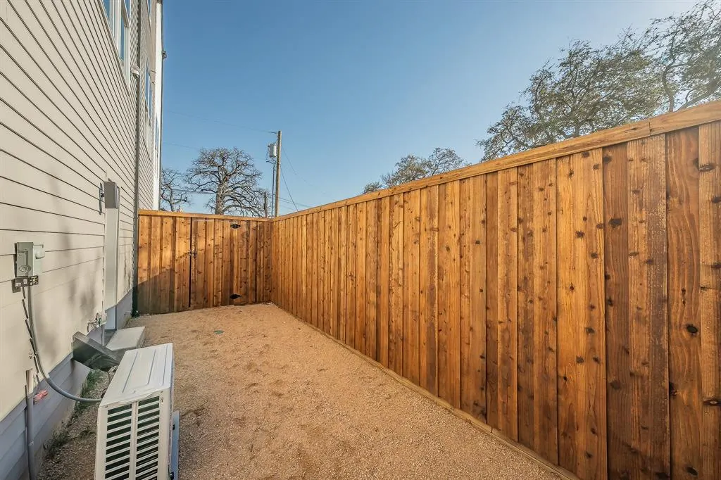 2523 Hondo Avenue #103
