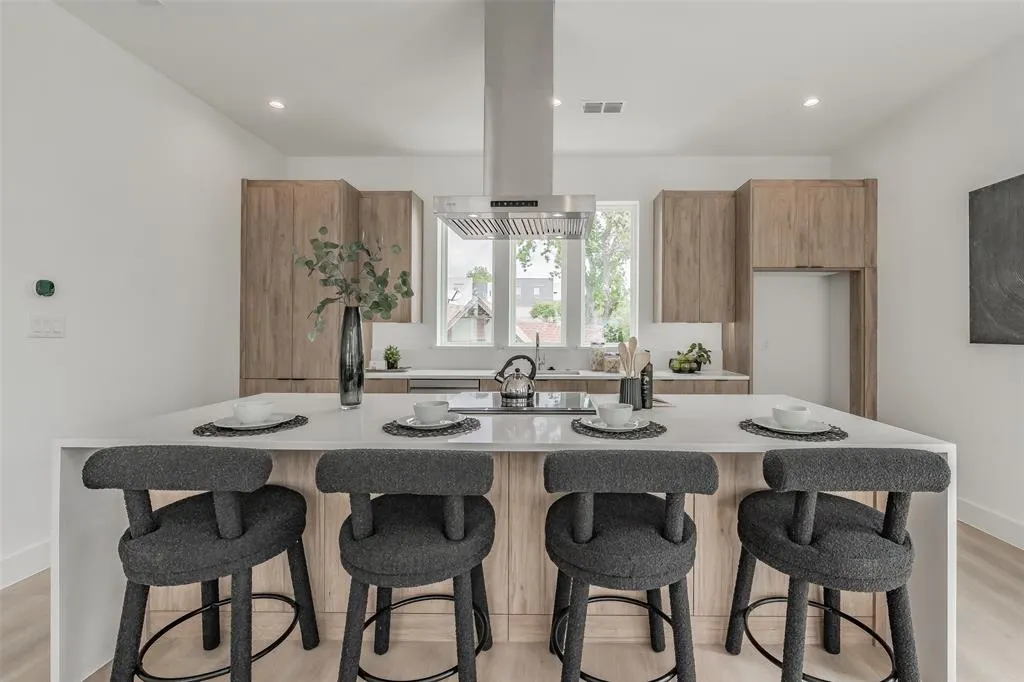 2523 Hondo Avenue #103