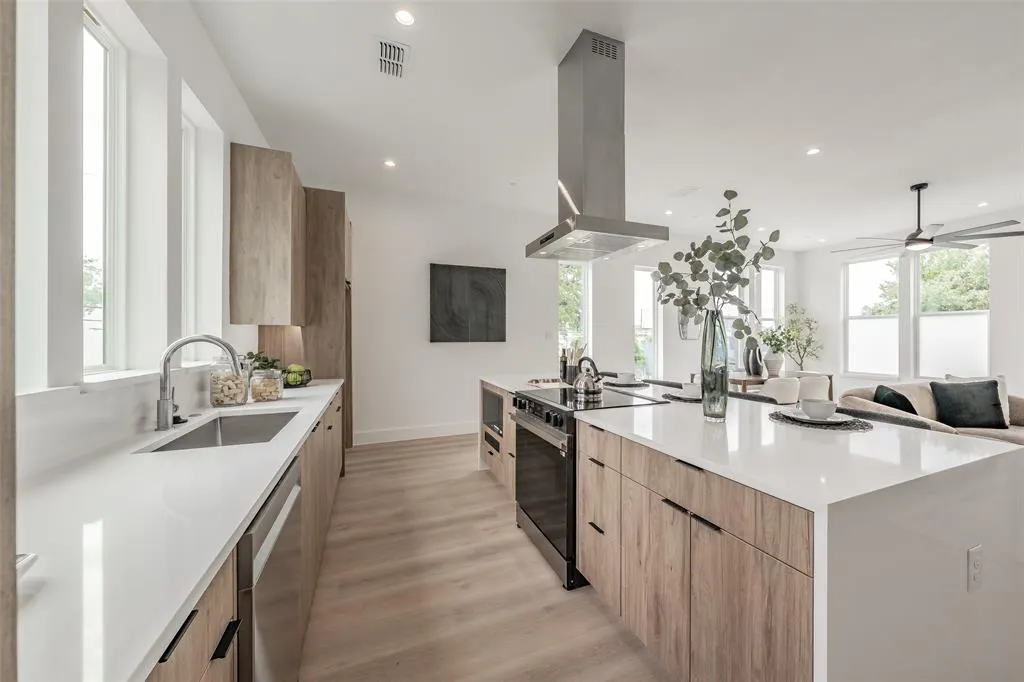 2523 Hondo Avenue #103