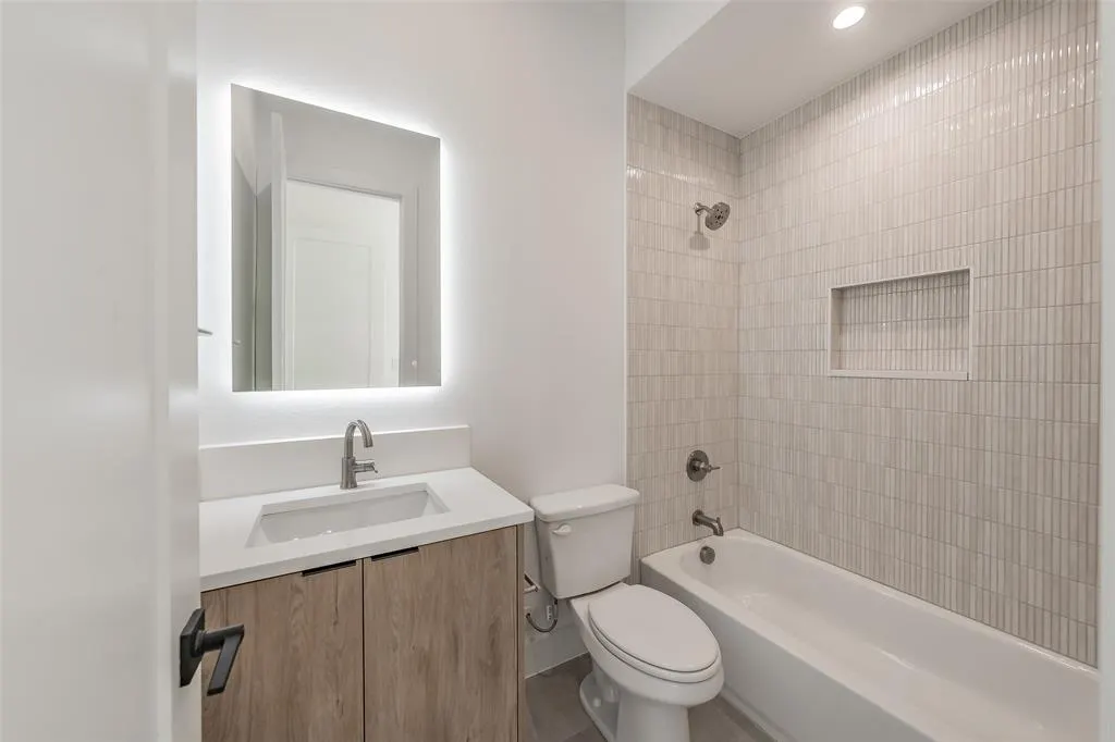 2523 Hondo Avenue #103