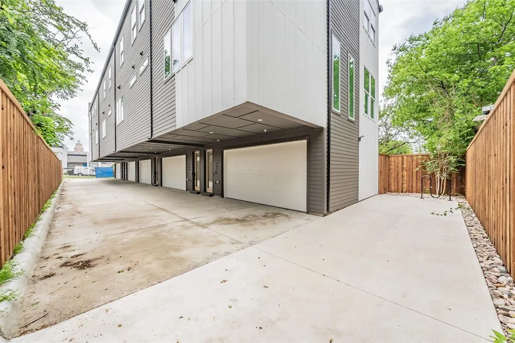 2523 Hondo Avenue #103