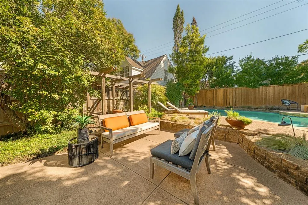 6826 Lakeshore Drive