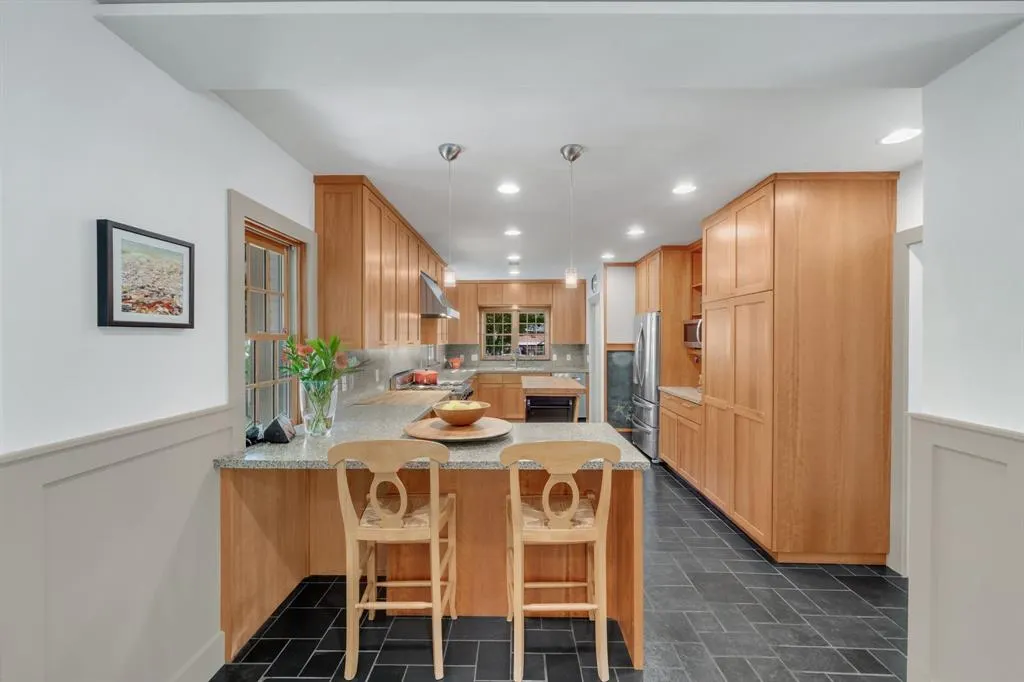 6826 Lakeshore Drive