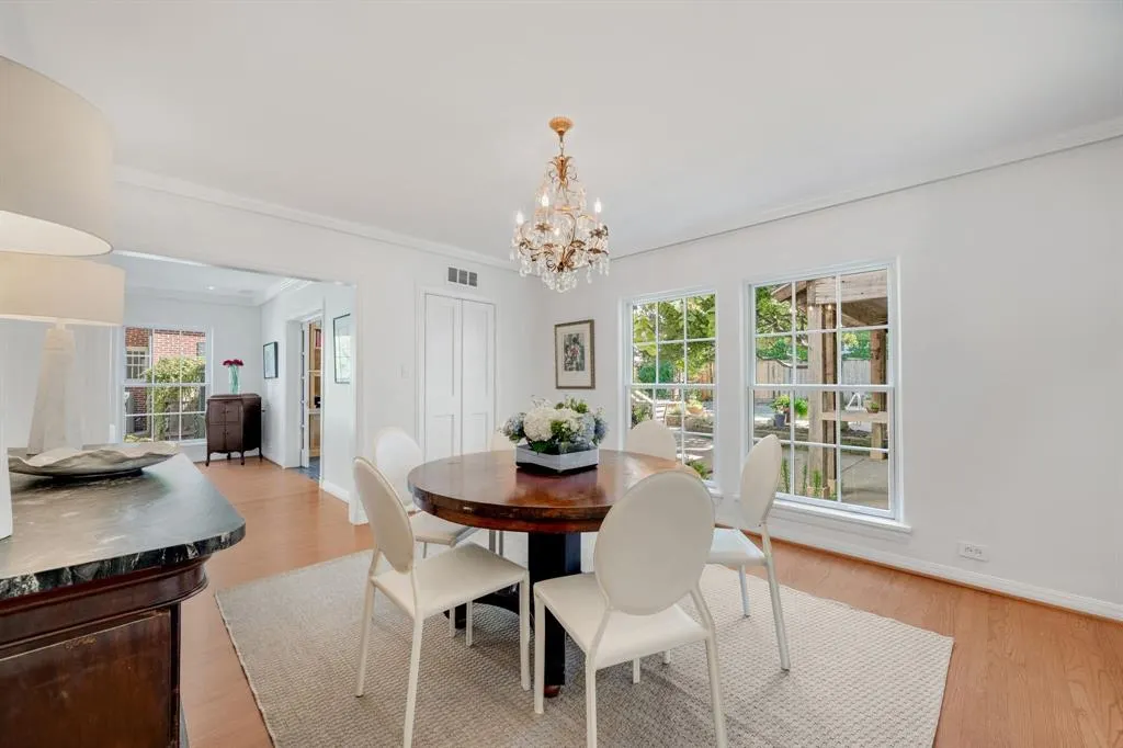 6826 Lakeshore Drive