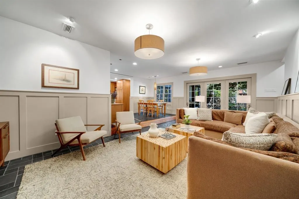 6826 Lakeshore Drive