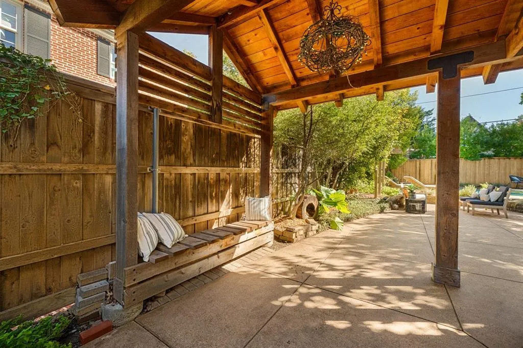 6826 Lakeshore Drive