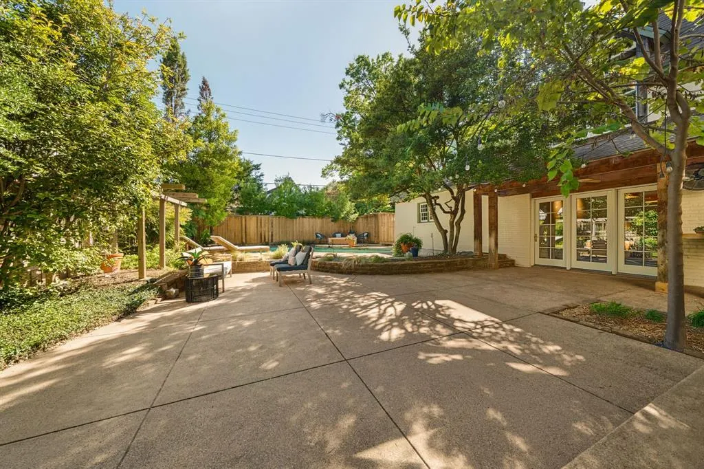 6826 Lakeshore Drive
