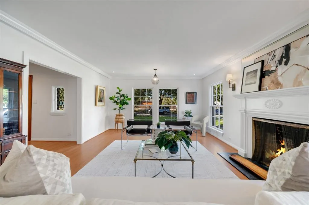 6826 Lakeshore Drive