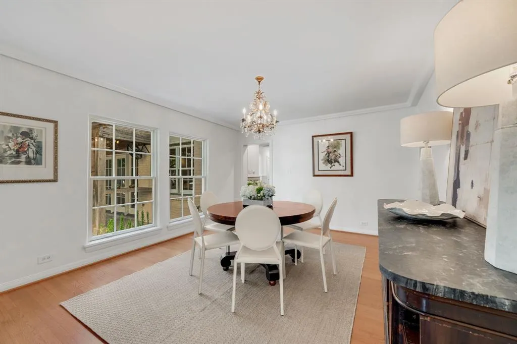 6826 Lakeshore Drive