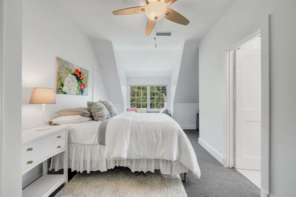 6826 Lakeshore Drive