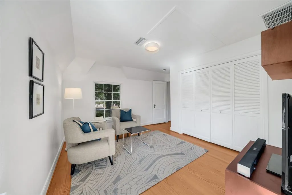 6826 Lakeshore Drive
