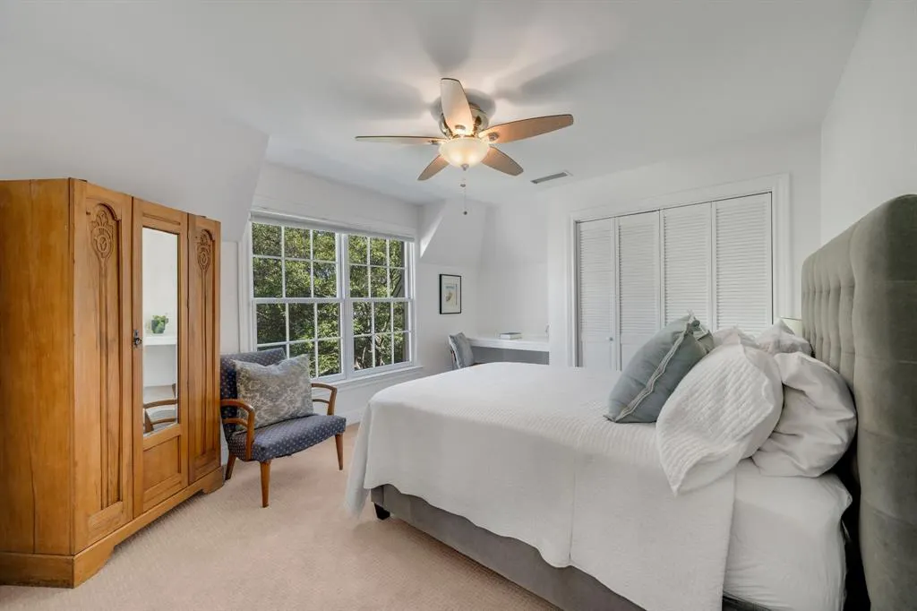 6826 Lakeshore Drive