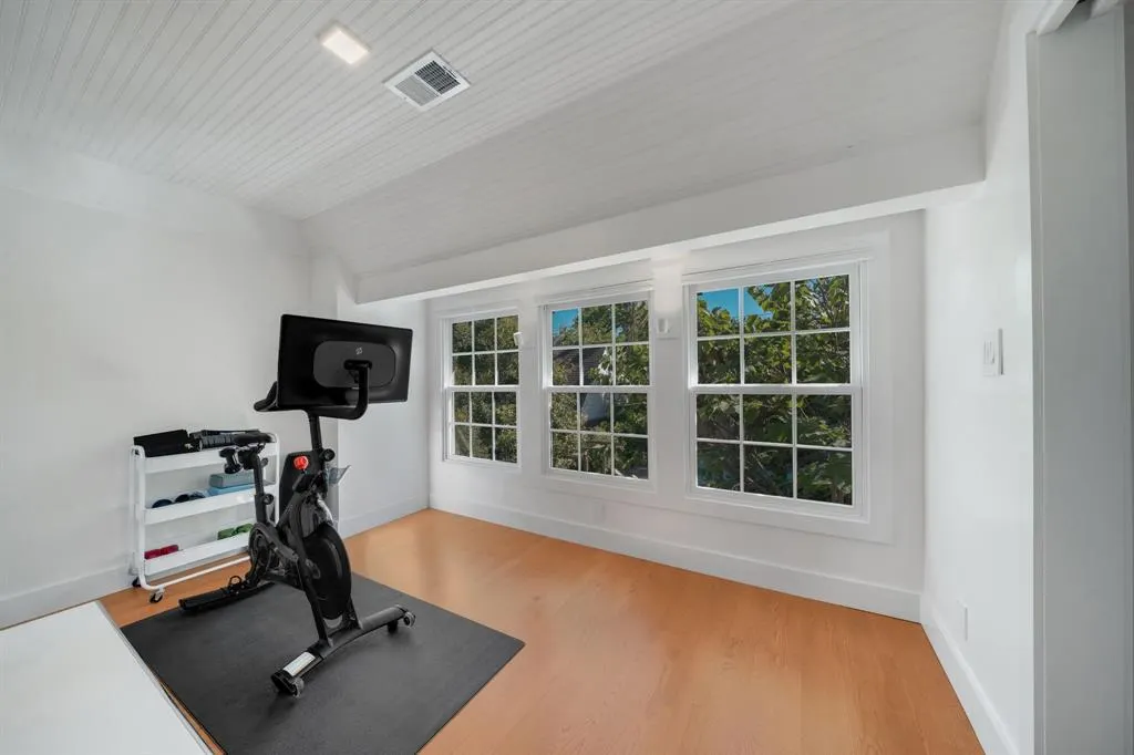 6826 Lakeshore Drive