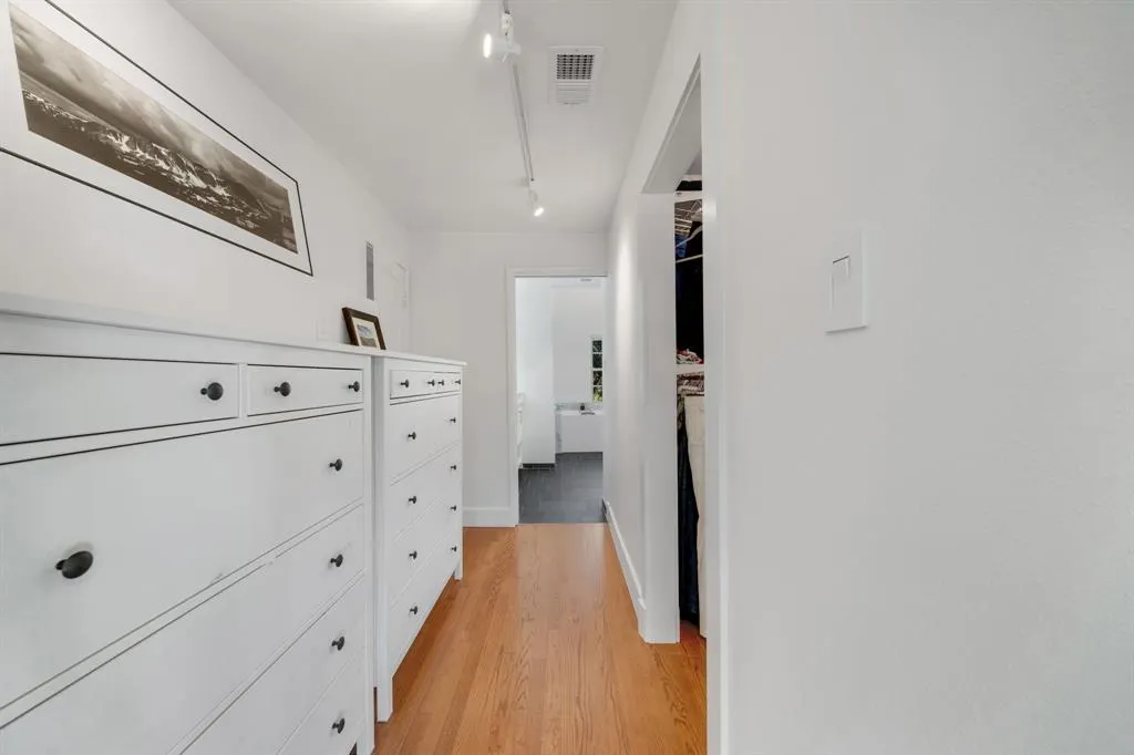 6826 Lakeshore Drive