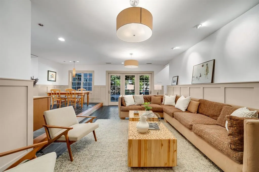 6826 Lakeshore Drive