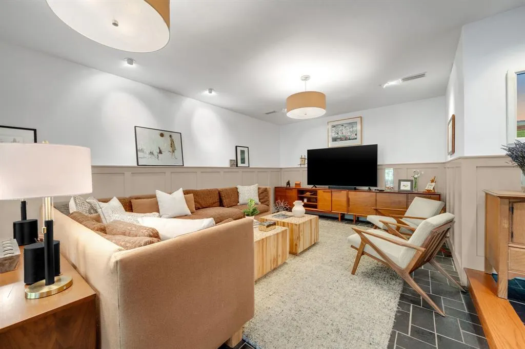 6826 Lakeshore Drive