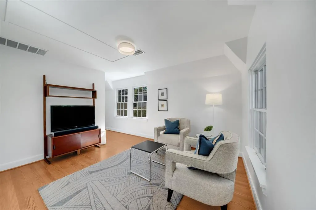 6826 Lakeshore Drive