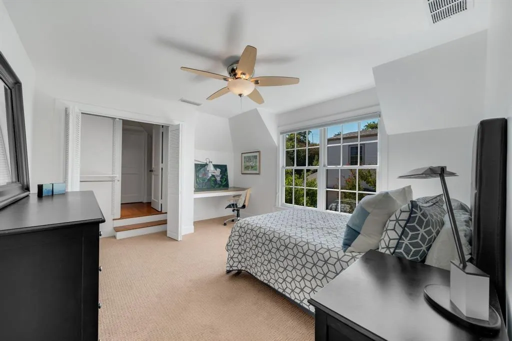 6826 Lakeshore Drive