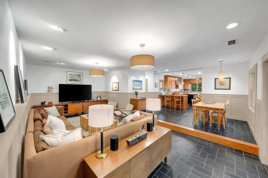 6826 Lakeshore Drive