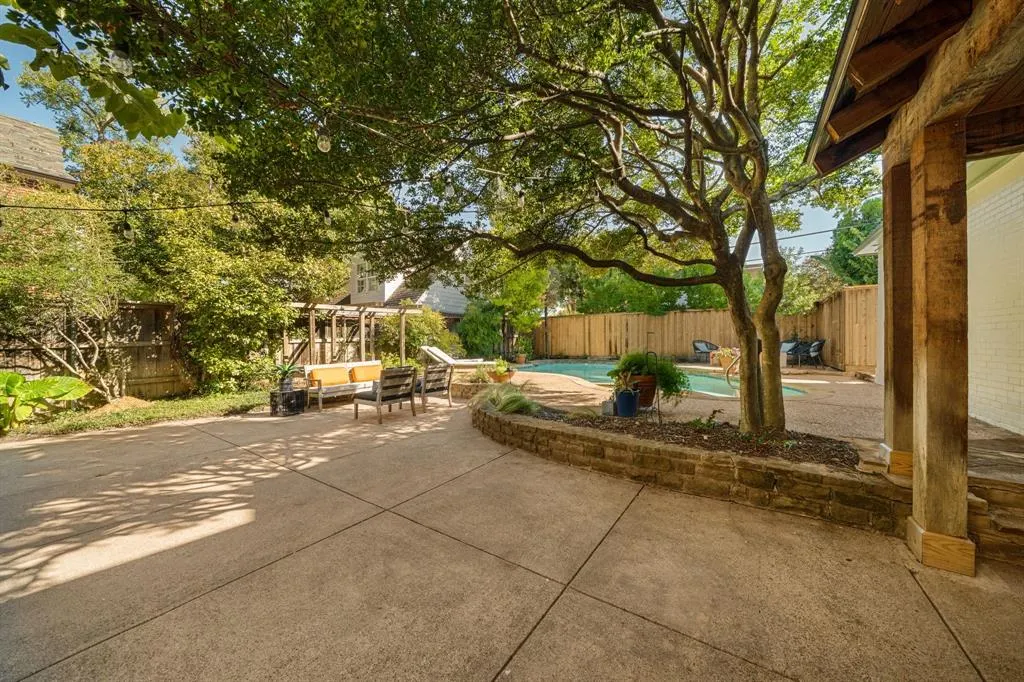6826 Lakeshore Drive