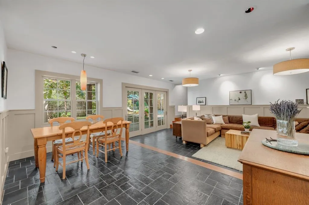 6826 Lakeshore Drive