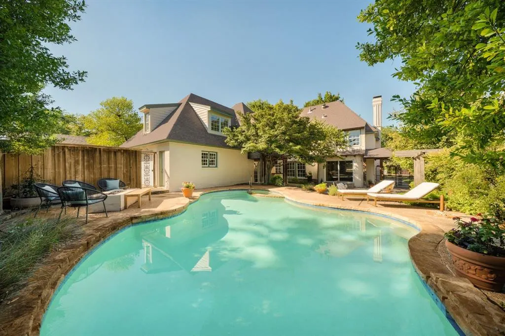 6826 Lakeshore Drive
