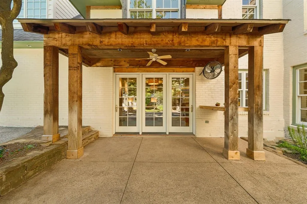 6826 Lakeshore Drive