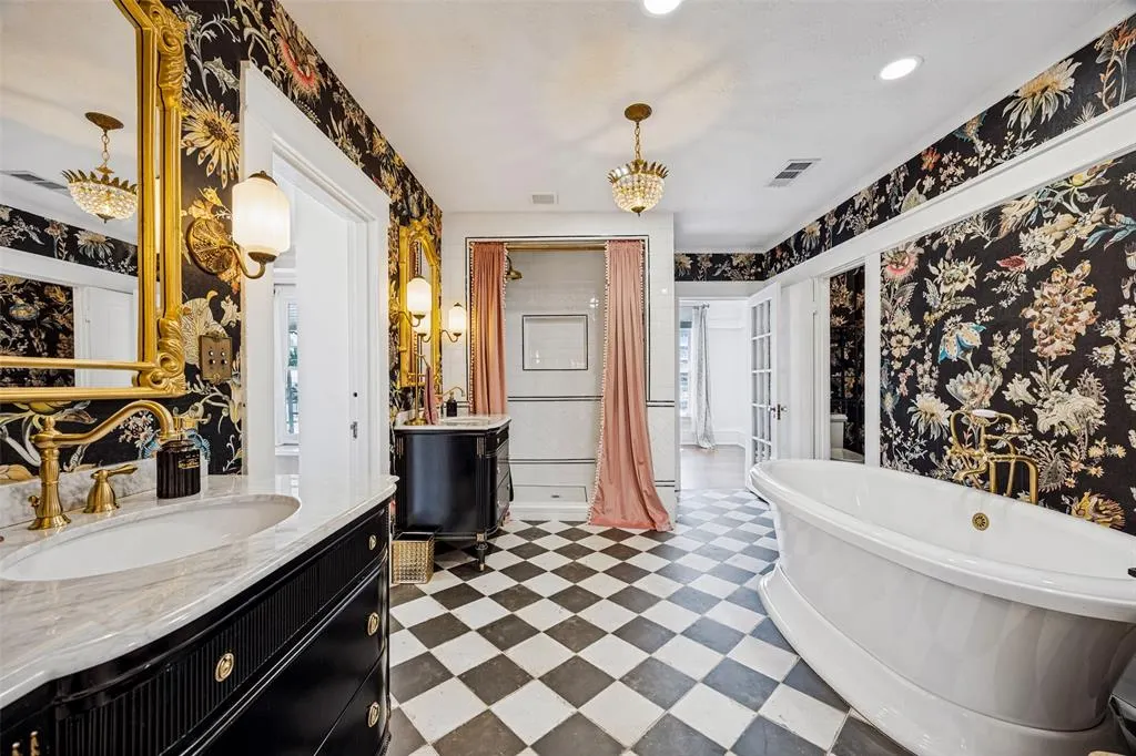 320 E 5th Street