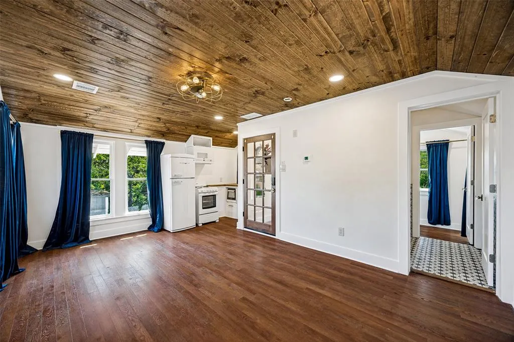 320 E 5th Street