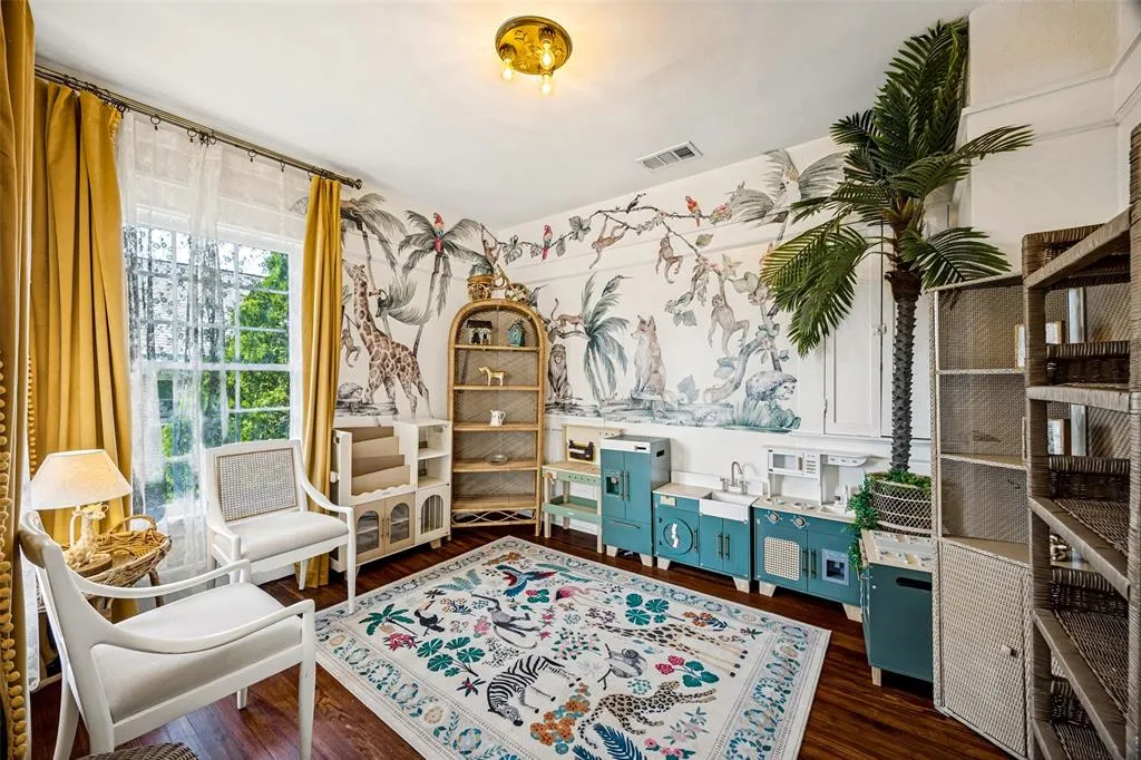 320 E 5th Street