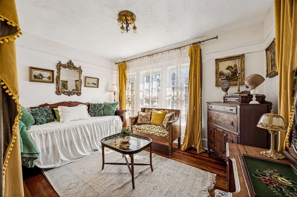 320 E 5th Street