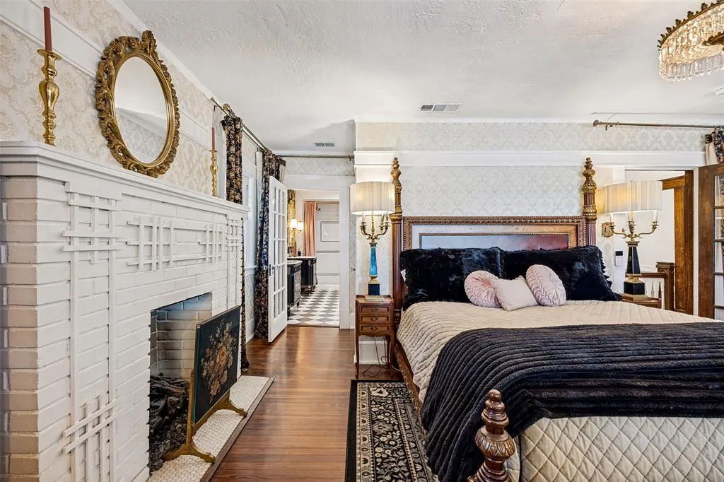 320 E 5th Street