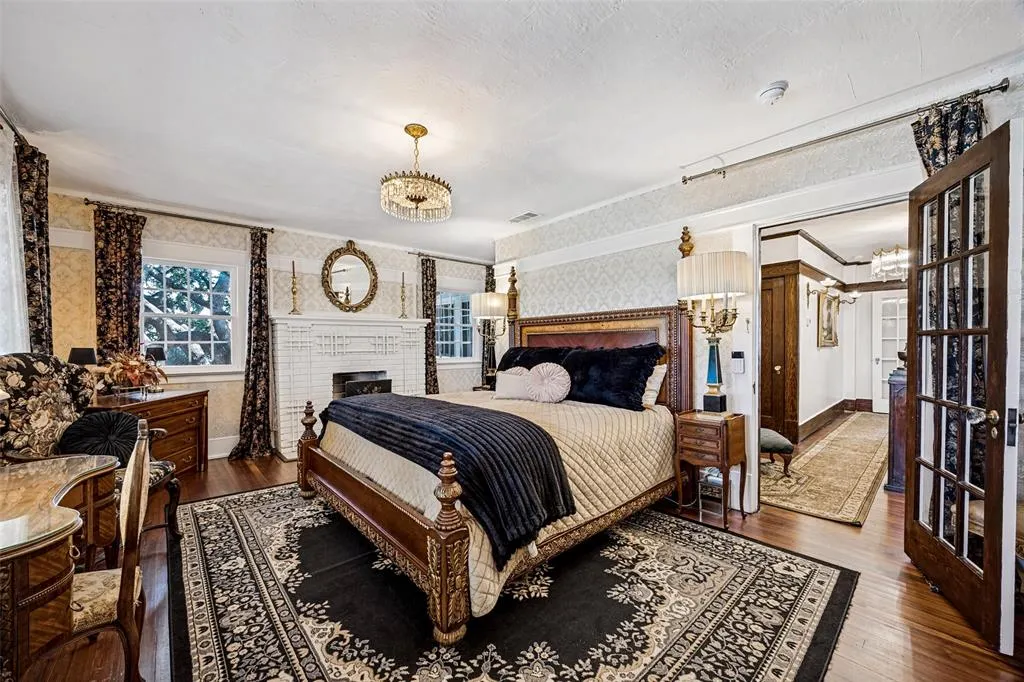 320 E 5th Street