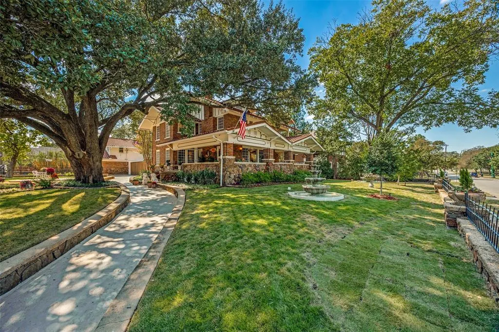 320 E 5th Street