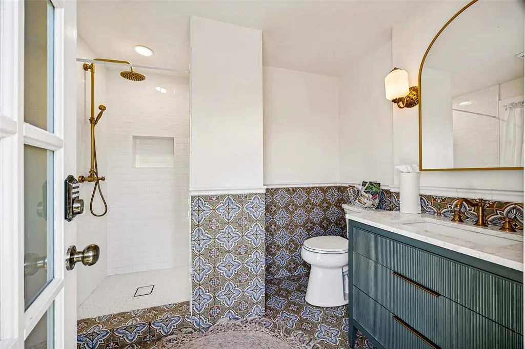 320 E 5th Street