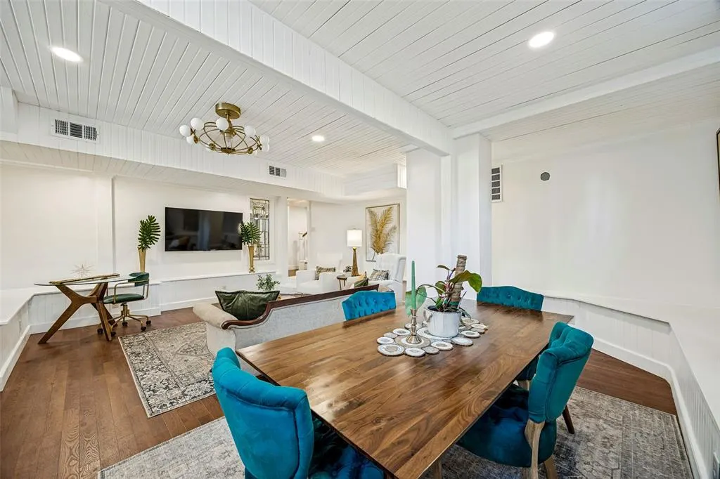 320 E 5th Street