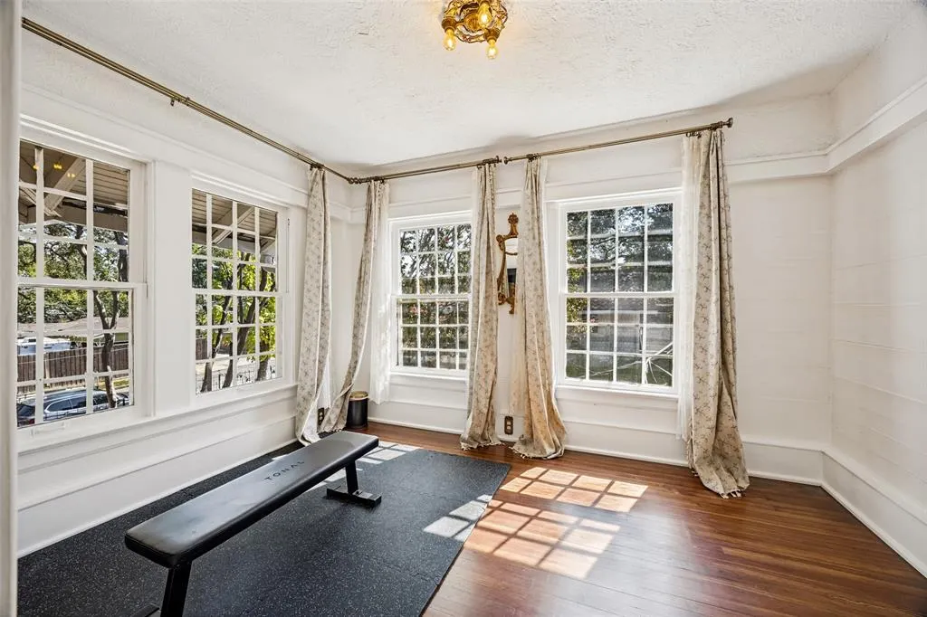 320 E 5th Street