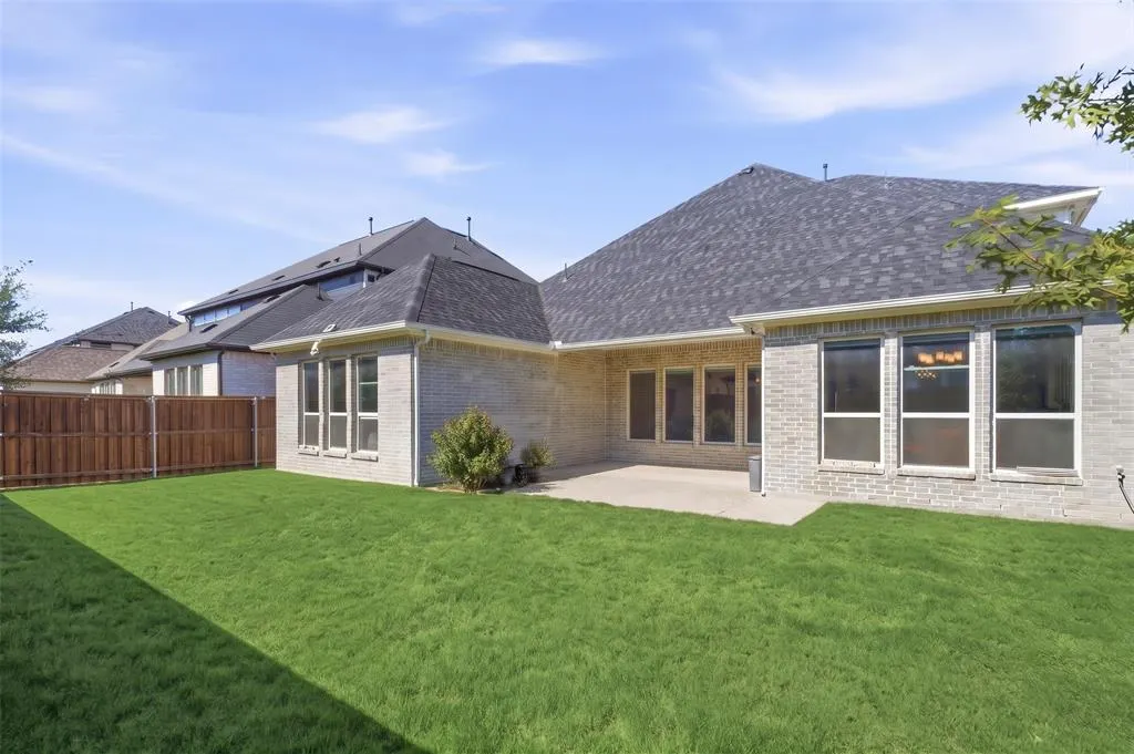 1305 Honey Locust Way