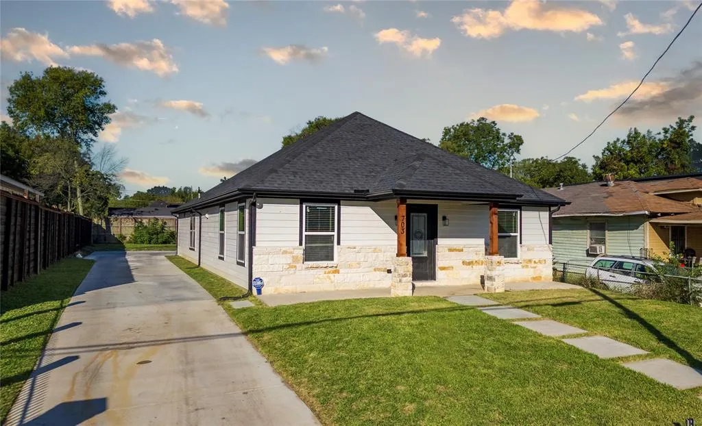 703 N Dwight Avenue