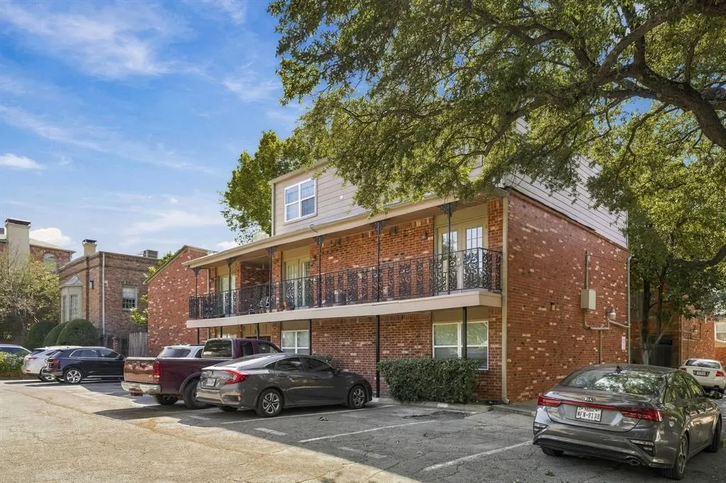 4525 Gilbert Avenue #208