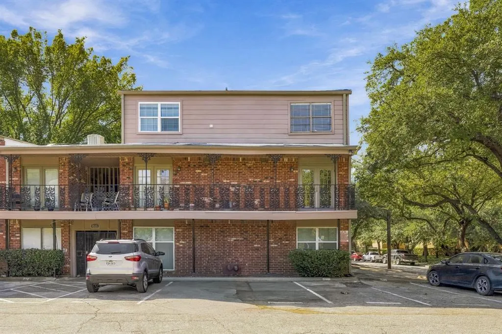 4525 Gilbert Avenue #208